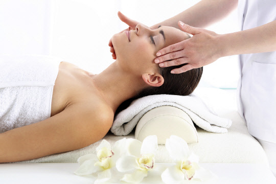 여의도 메리어트 이그제큐티브 아파트먼트 서울이 설 피로를 풀어줄 패키지를 선보인다. 도심 속 데이 스파를 즐길 수 있는 '어반 리프레시'(Urban Refresh)다. 명절 연휴에 고생한 아내 또는 남편에게 선물하기에 안성맞춤인 상품이다. 객실 타입별로 스튜디오, 1베드룸 아파트먼트, 1베드룸 스위트 중 선택할 수 있다. 객실 내 메리어트 리워즈 멤버에게만 제공되는 무료 인터넷 혜택도 제공한다. 여의도 메리어트 호텔 제공